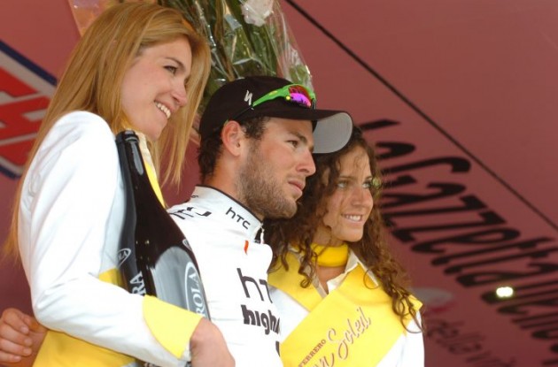Mark Cavendish celebrates his stage 10 win with the charming Italian podium girls. Photo Fotoreporter Sirotti.
