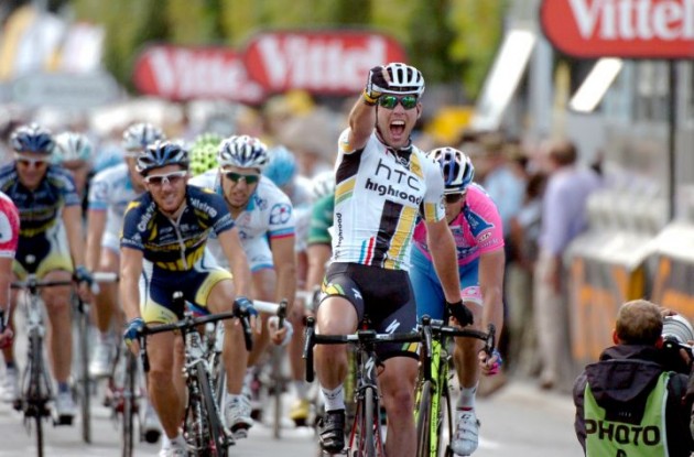 Mark Cavendish sprints to win in stage 7 of Tour de France 2011 for Team HTC-HighRoad. Photo Fotoreporter Sirotti.
