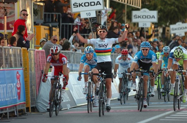 Mark Cavendish powers to stage victory. Photo Fotoreporter Sirotti.