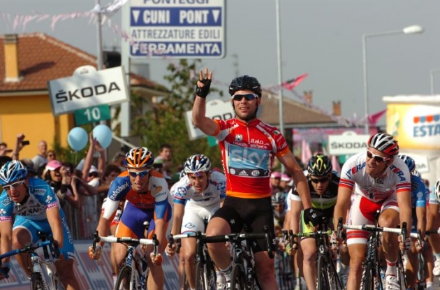 Mark Cavendish grabs third stage victory for Team Sky in 2012 Giro d'Italia. Photo Fotoreporter Sirotti.