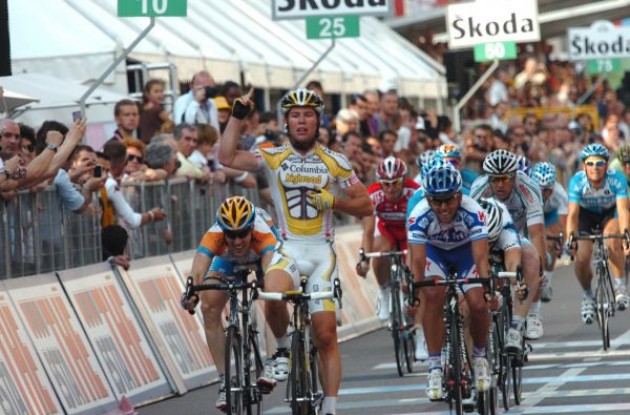 Mark Cavendish (Team Columbia-Highroad) takes his first win in the Giro d'Italia 2009. Photo copyright Fotoreporter Sirotti.