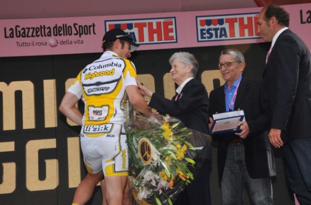 Mark Cavendish (Team Columbia-Highroad) greets Mr. and Mrs. Bartali (Team Faded). Photo copyright Fotoreporter Sirotti.