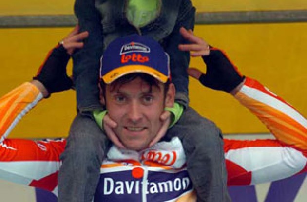 Mattan on the podium with his kids. Photo copyright Fotoreporter Sirotti.