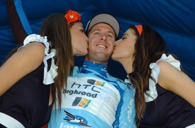 Matthew Goss celebrates his win on the podium with the great podium babes. Photo Fotoreporter Sirotti.