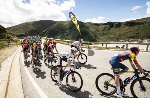 Mattias Skjelmose in the white jersey at Vuelta a Espana