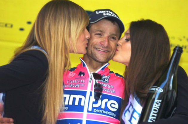 www.roadcycling.com/sites/default/files/styles/large/public/field/image/michele_scarponi_podium_2.jpg