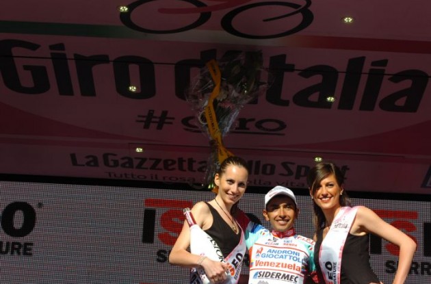 Miguel Rubiano getting a sweet treat from the beautiful Italian podium girls. Photo Fotoreporter Sirotti.