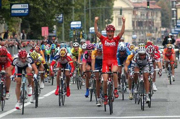 Mirko Celestino crosses the line ahead of Davide Rebellin and Perdiguero. Photo copyright Fotoreporter Sirotti.
