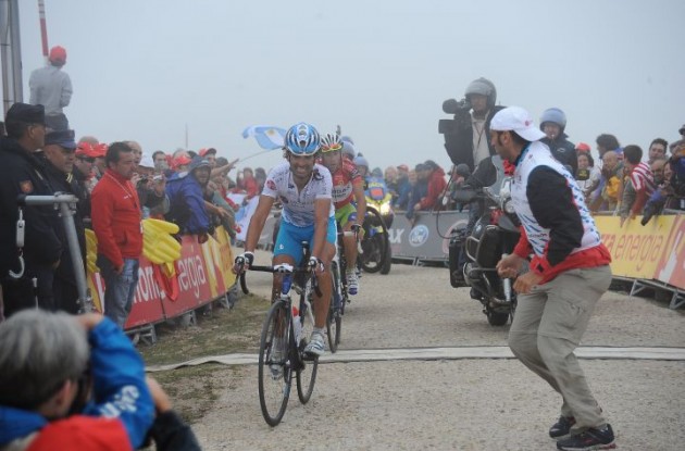 Mosquera crosses the finish line closely marked by Nibali. Photo copyright Fotoreporter Sirotti.