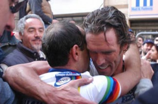 World Champion Mario Cipollini congratulates Paolo Bettini on his win. Good job bro'! Photo Copyright Fotoreporter Sirotti