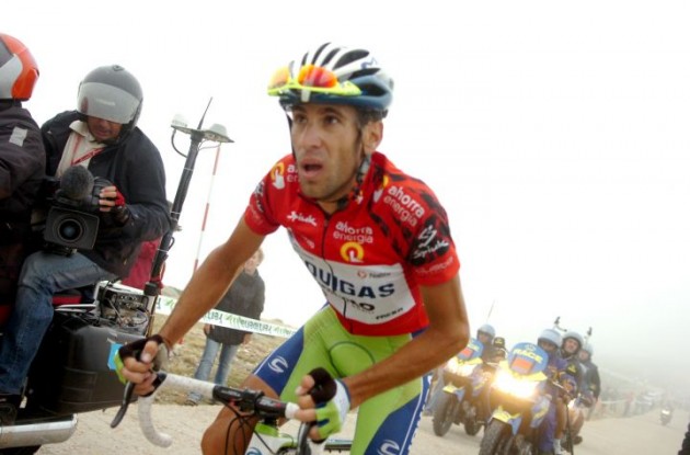 Nibali chases Mosquera up the final climb of the 2010 Vuelta a Espana. Photo copyright Fotoreporter Sirotti.