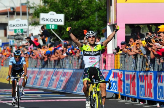 Oscar Gatto wins stage 8 of the Giro d'Italia 2011 ahead of Alberto Contador. Photo Fotoreporter Sirotti.