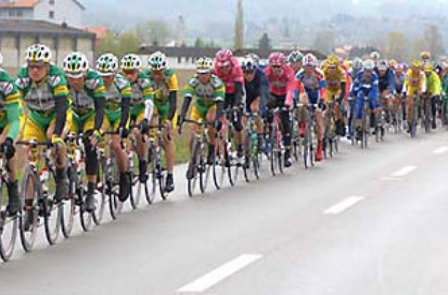 Peloton on the move. Photo copyright Roadcycling.com.