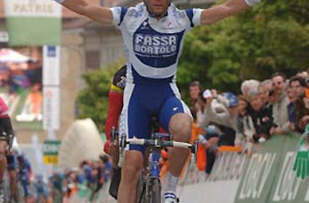 Petacchi takes the win. Photo copyright Roadcycling.com.
