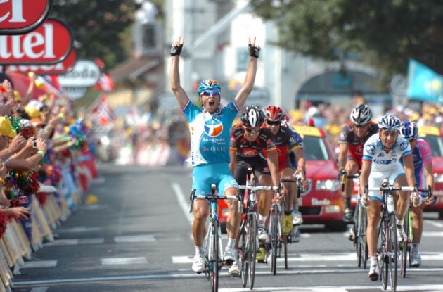Pierrick Fedrigo takes the sprint win in today's stage 16 of the 2010 Tour de France. Photo copyright Fotoreporter Sirotti.