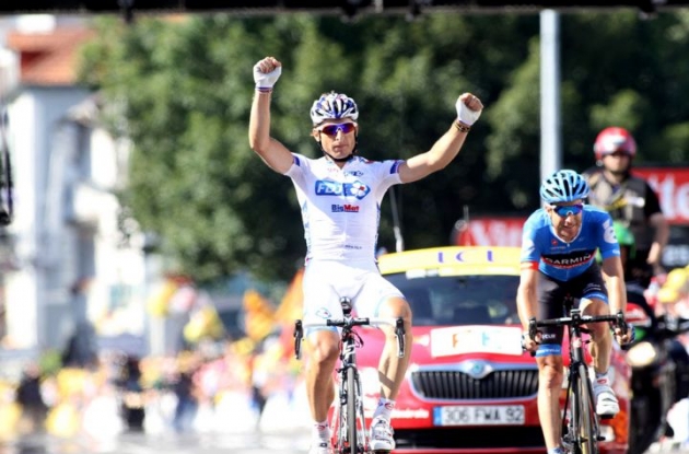Pierrick Fedrigo wins stage 15 of the 2012 Tour de France ahead of Christian Vande Velde. Photo Fotoreporter Sirotti.