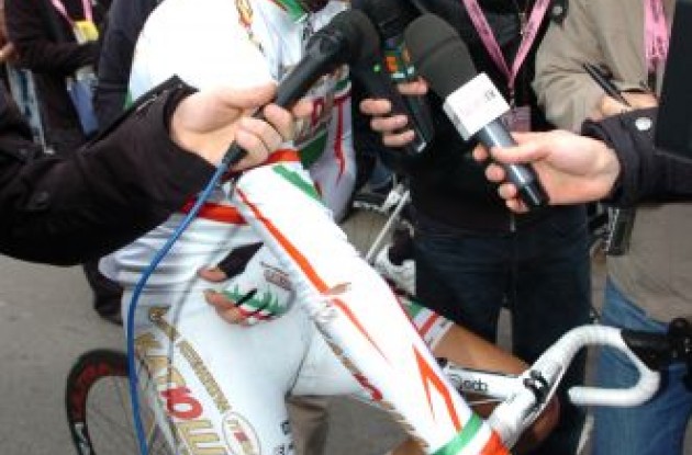 Pozzato discusses his crash. Photo copyright Fotoreporter Sirotti.