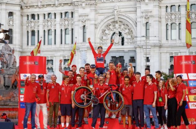 Primoz Roglic with red Specialized S-Works bike and team staff