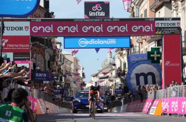 Remco Evenepoel reaches the finish line of stage 1 at Giro d'Italia 2023