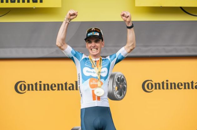 Romain Bardet waving on the Tour de France podium after winning stage 1