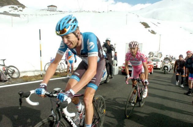 Team Garmin-Barracuda's Ryder Hesjedal struggles closely tailed by Giro d'Italia leader Joaquim Rodriguez (Team Katusha). Photo Fotoreporter Sirotti.