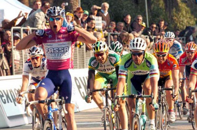 Alessandro Petacchi wins ahead of Mario Cipollini. Photo copyright Fotoreporter Sirotti.