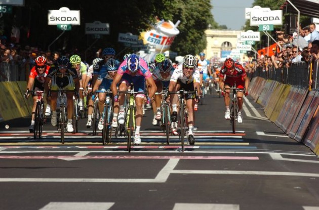 Petacchi vs. Cavendish. Who will prevail tomorrow? Stay tuned to Roadcycling.com to find out. Photo Fotoreporter Sirotti.