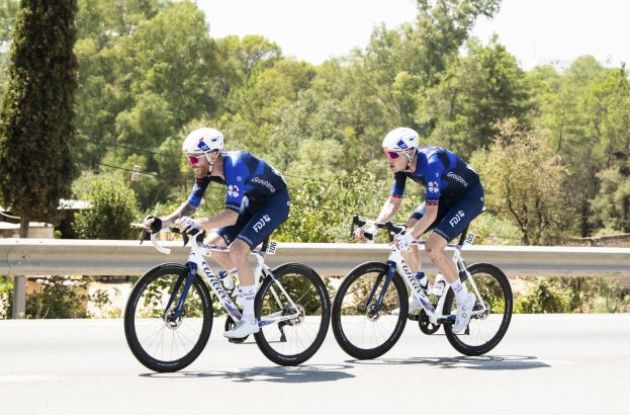 Stefan Küng and other cyclist