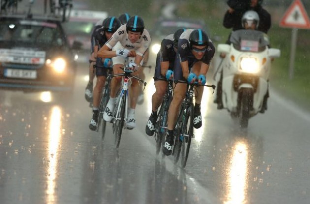 Bradley Wiggins and his Team Sky mates struggle in the rain. Photo copyright Fotoreporter Sirotti.