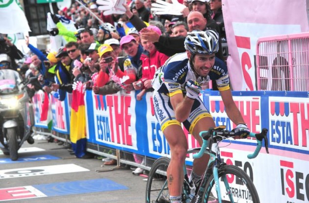 Thomas De Gendt climbs to 2012 Giro d'Italia queen stage victory on Stelvio. Photo Fotoreporter Sirotti.