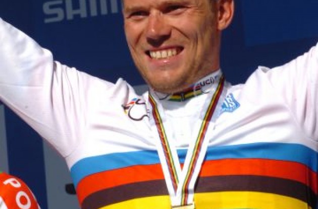 Thor Hushovd on the podium in his new World Champion rainbow jersey .. not yet reading Team Garmin-Cervelo. Photo Fotoreporter Sirotti.