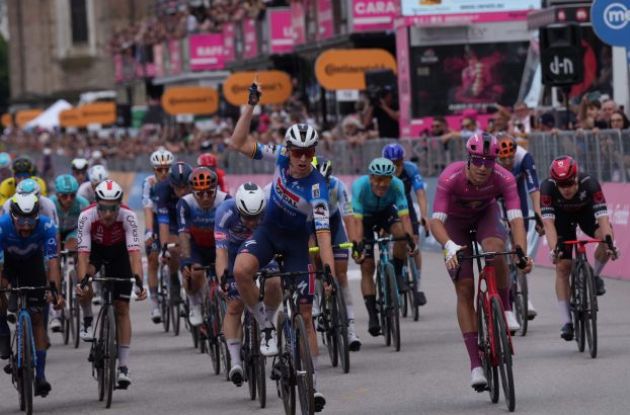 Tim Merlier sprints to victory in stage 18 of Giro d'Italia 2024