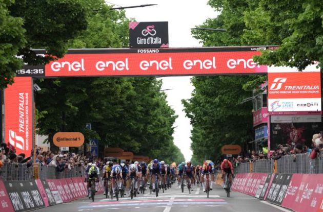 Tim Merlier sprints to victory in stage 3 of Giro d'Italia 2024