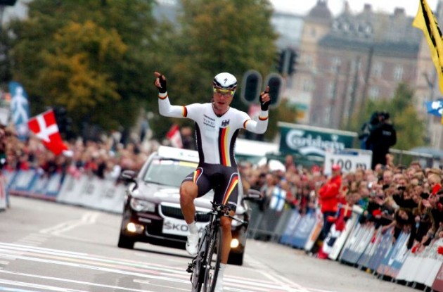 Germany's Tony Martin celebrates his victory in the elite men's time trial of the 2011 UCI road world championships. Photo Fotoreporter Sirotti.