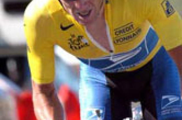 Armstrong is using flat handlebars. Photo copyright Sirotti.
