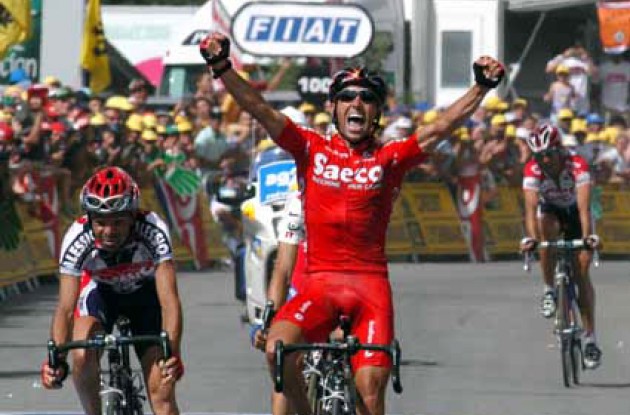 Winner of this year's Giro d'Italia Gilberto Simoni (Saeco) on his way to victory in the Tour de France. Photo copyright Fotoreporter Sirotti.