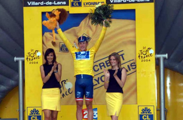 Armstrong is in yellow! Photo copyright Fotoreporter Sirotti.