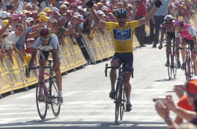 Lance Armstrong takes the win ahead of Andreas Klöden, Jan Ullrich and Ivan Basso. Will Armstrong settle for four stage wins, or will he go for the sprint again tomorrow? Stay tuned to Roadcycling.com to find out!
