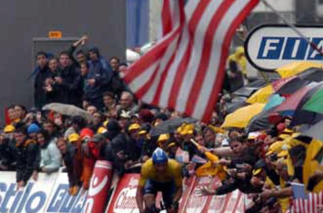 Lance Armstrong increased his overall lead and managed to get through the stage without crashing. When learning about Ullrich's crash, the American powerhouse slowed down and chose to "go easy" for the rest of the stage in order to avoid crashing. Photo copyright Fotoreporter Sirotti.