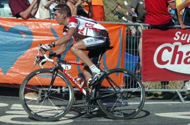 In spite of his fractured collarbone, Tyler Hamilton was able to follow Armstrong to the finish line - and even attached him several times. Will he continue to improve? Stay tuned to Roadcycling.com to find out! Photo copyright Fotoreporter Sirotti.