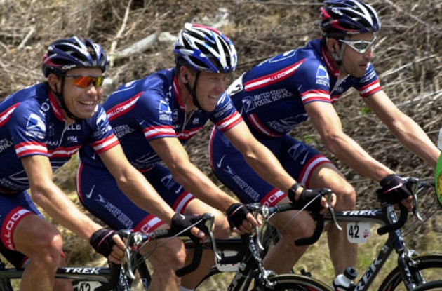 Lance Armstrong (Center) riding with teammates Viatcheslav Ekimov (Left) and George Hincapie (Right).