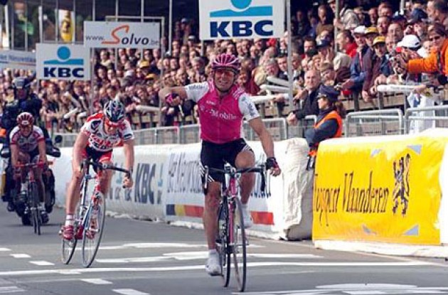 Steffen Wesemann (T-Mobile) takes the win ahead of Leif Hoste (Lotto-Domo) and Dave Bruylandts (Chocolade Jacques). Photo copyright Fotoreporter Sirotti.