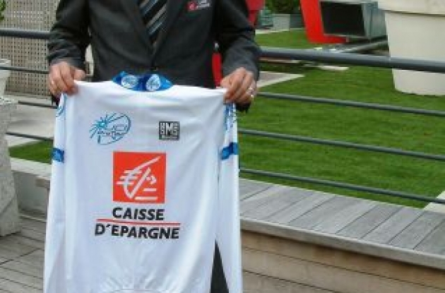 Alejandro Valverde holding the ProTour jersey.