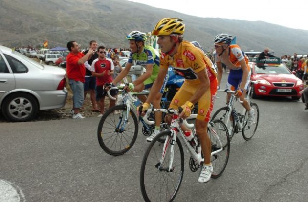 Valverde, Basso and Gesink on the final climb. Photo copyright Fotoreporter Sirotti.