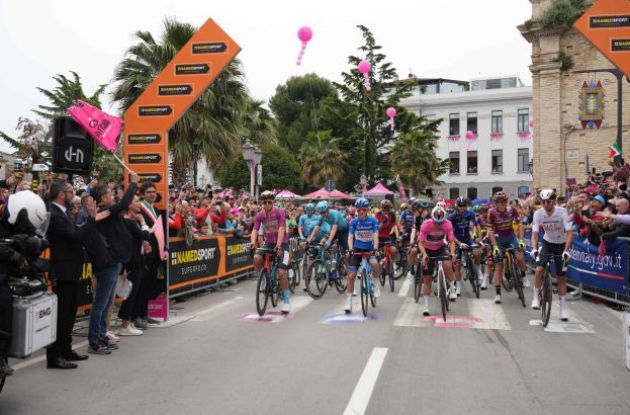 The Giro d'Italia peloton at the start of stage 3 in Vasto
