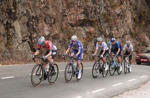 Victor Campenaerts and other riders in breakaway