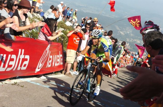 Vincenzo Nibali chases Rodriguez. Photo copyright Fotoreporter Sirotti.