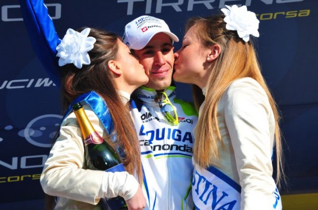 ... and is celebrated by the beautiful podium babes. Photo Fotoreporter Sirotti.