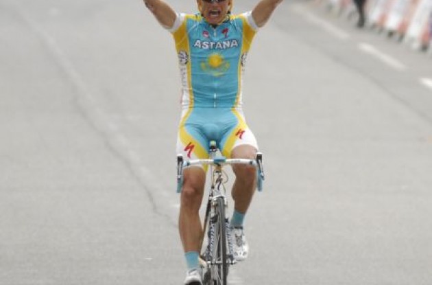 Alexander Vinokourov wins stage 13 of the Tour de France 2010. Photo copyright Fotoreporter Sirotti.
