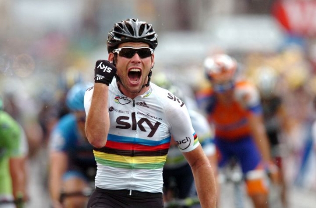 Mark Cavendish powers to victory in stage 18 of 2012 Tour de France. Photo Fotoreporter Sirotti.